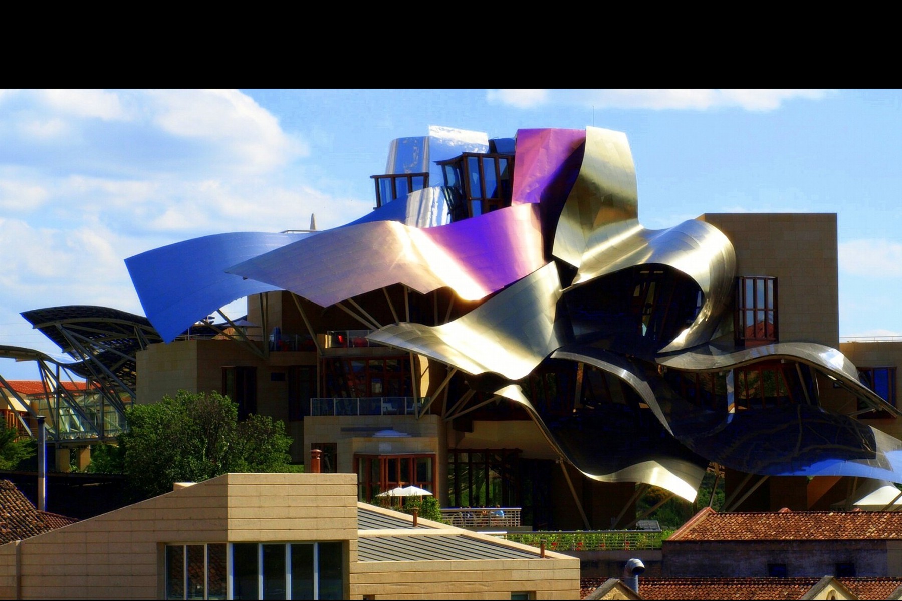 Marques de riscal. Фрэнк Гери (Frank Gehry) - отель Riscal. Отель Маркес де Рискаль Испания Архитектор. Marqués de Riscal Hotel Фрэнк Гери. Бодега Маркиз де Рискаль.