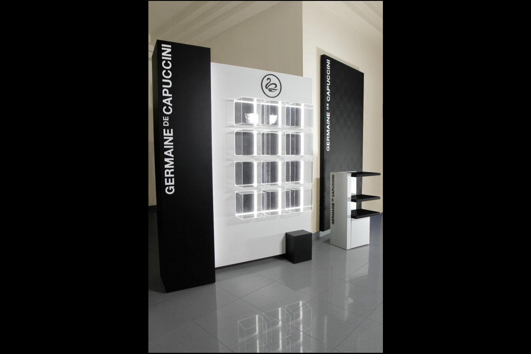 Expositor con armario iluminado de Germaine de Capuccini