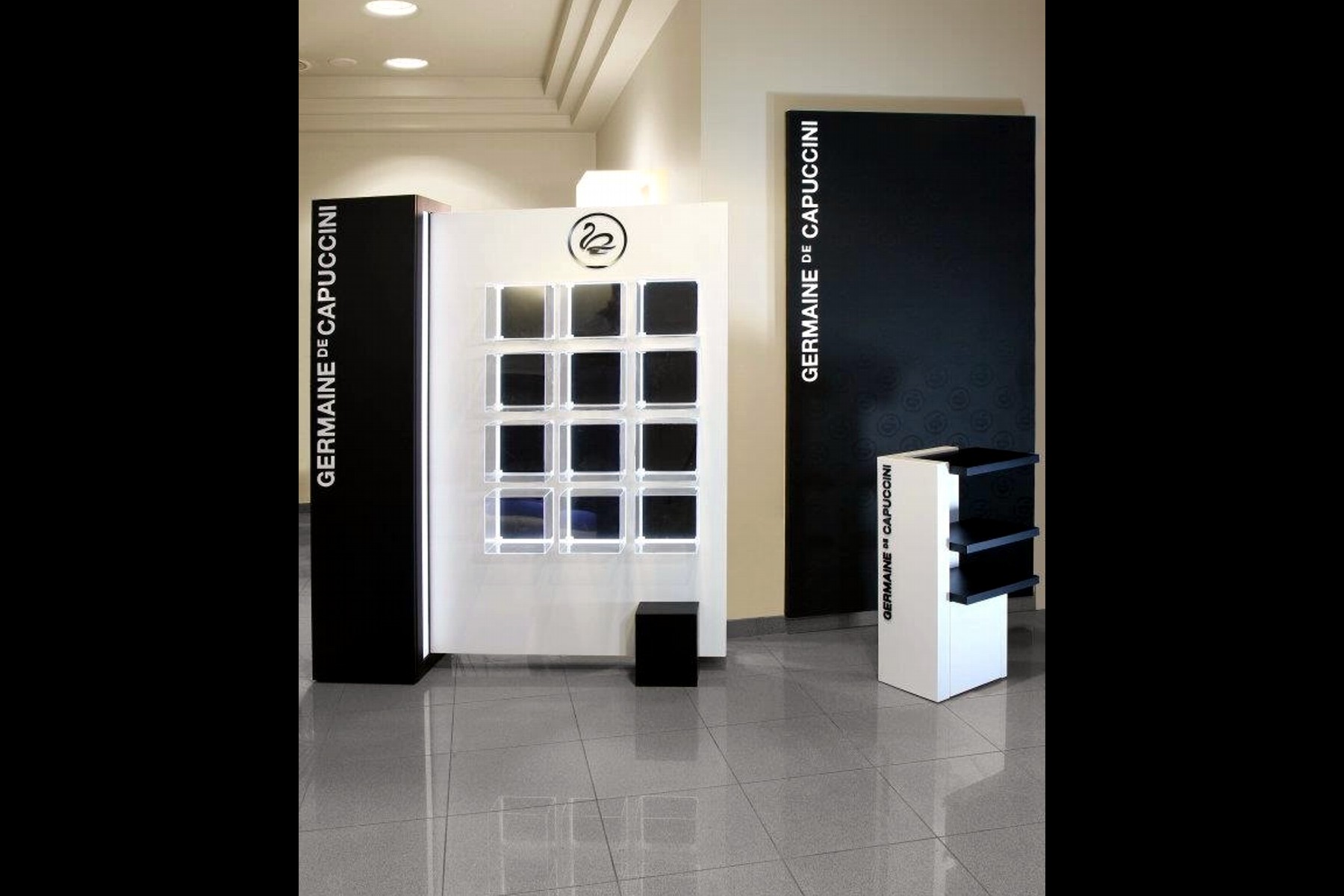 Expositor con armario iluminado de Germaine de Capuccini